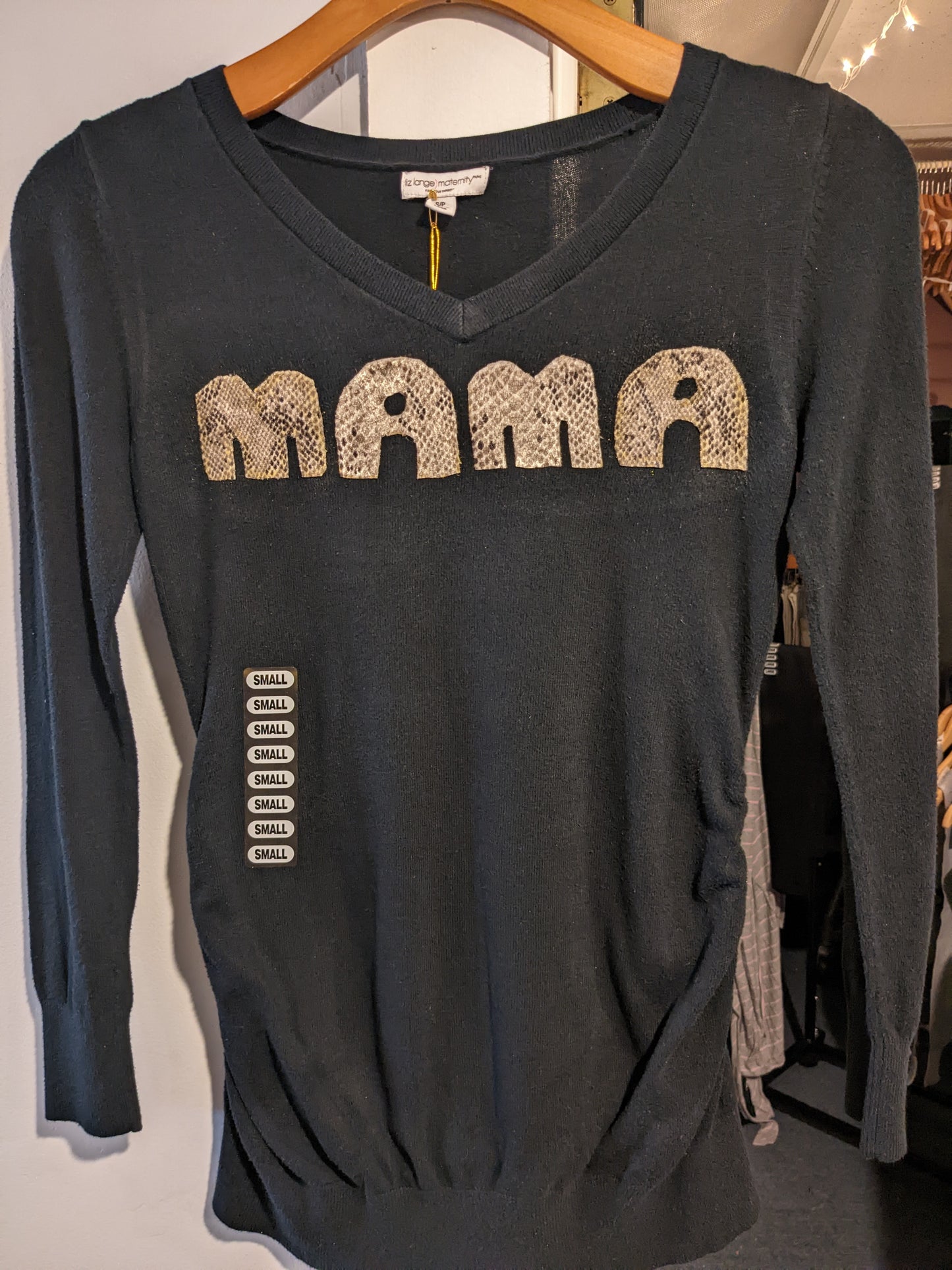 'MAMA' graphic v-neck LS sweater, Black