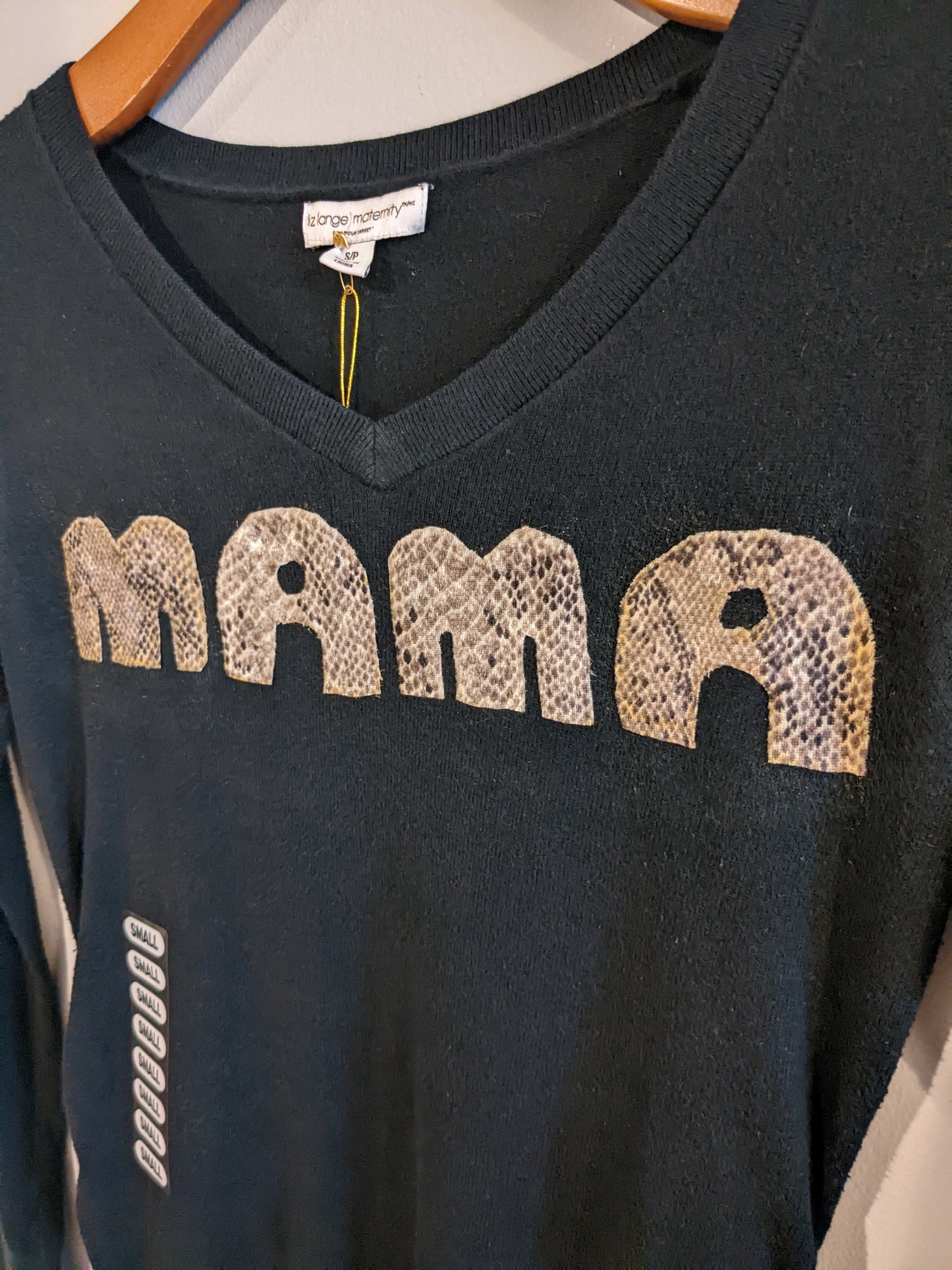 'MAMA' graphic v-neck LS sweater, Black