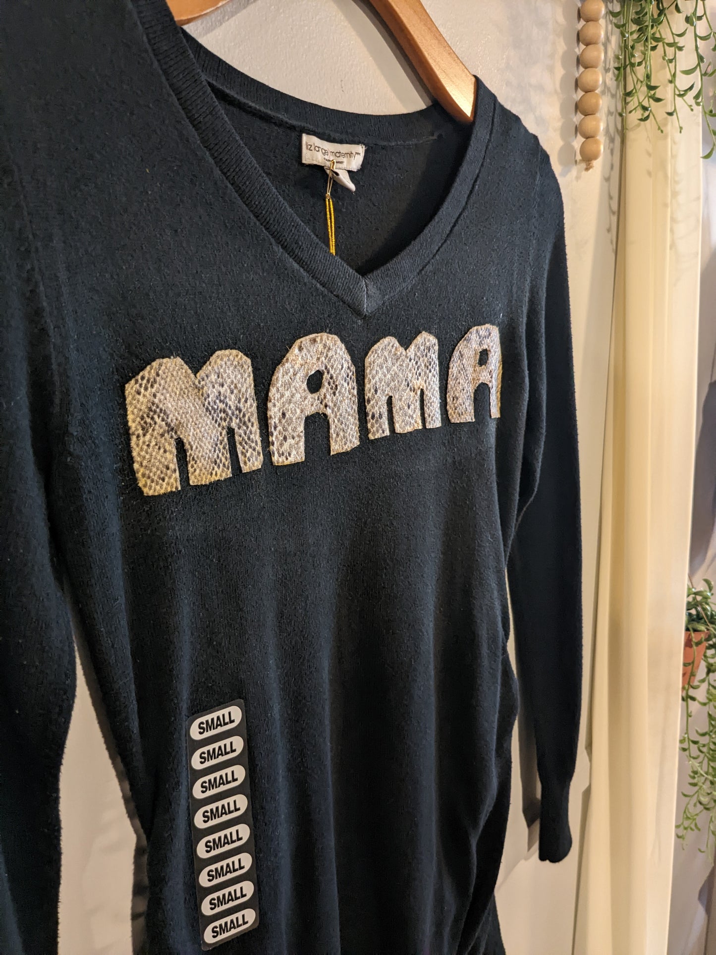 'MAMA' graphic v-neck LS sweater, Black